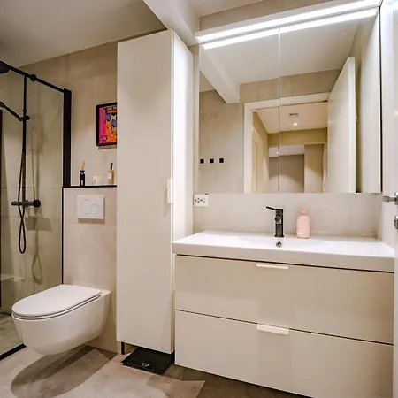 Modern And In Quiet Street Apartment *