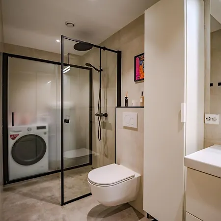 Modern And In Quiet Street Apartment